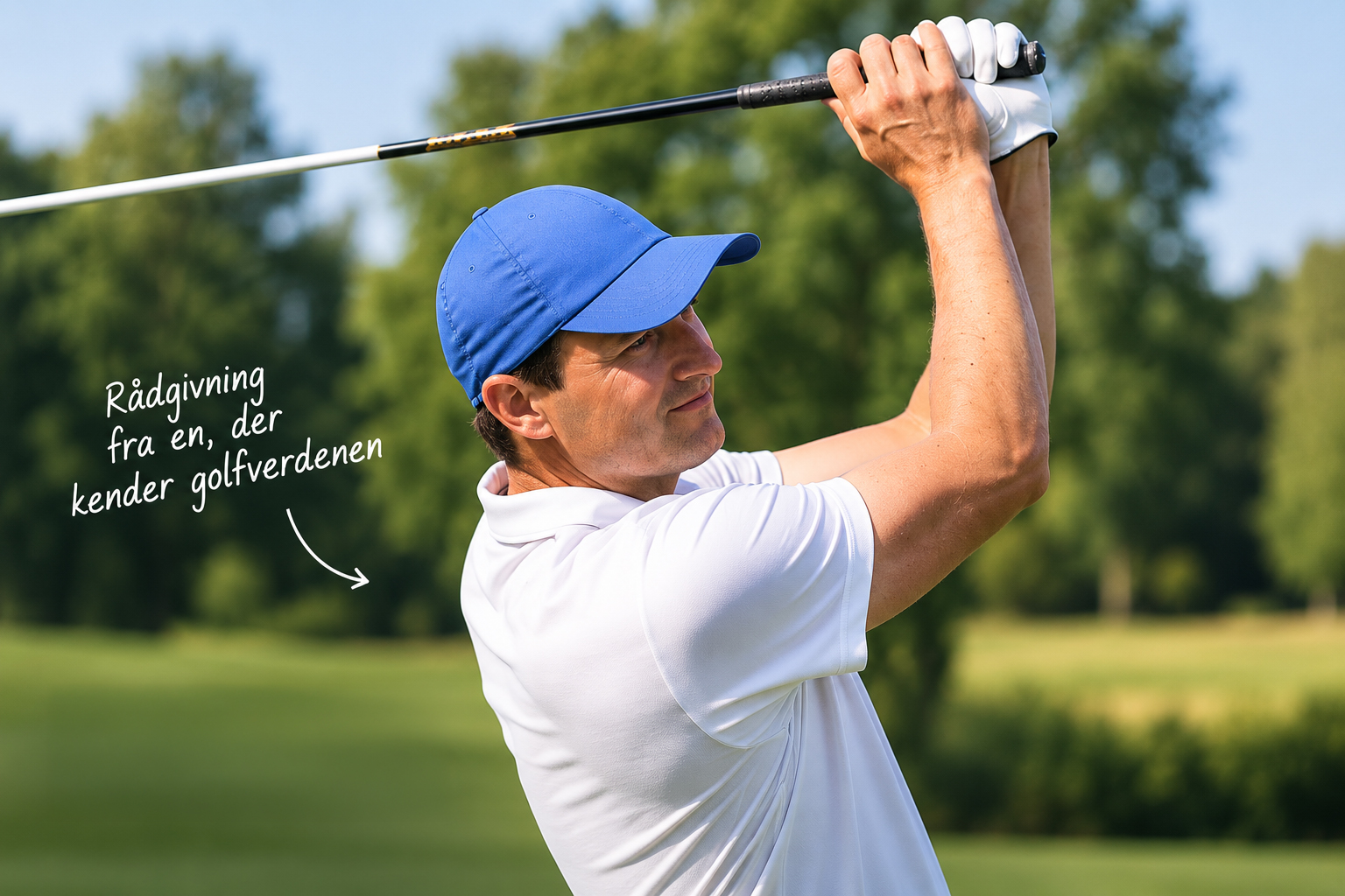 Jeppe Bladt fra Wilke Promotion svinger en golfkølle